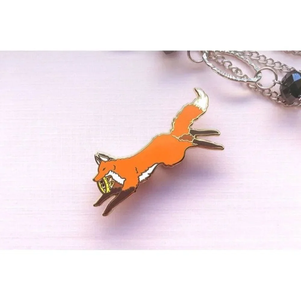 Red Fox Usurper Enamel Pin - Gold Plated Jewelry - Wildlife  &‎ Crown Brooch